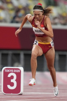 Wang Chunyu finished fifth in women's 800 meters