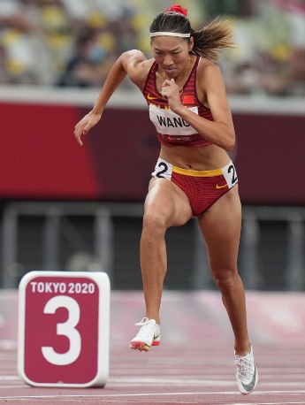 Wang Chunyu finished fifth in women's 800 meters