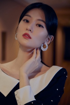 Qiao Xin's elegant temperament and sexy event photos