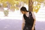 银杏树下的学生妹美女写真图片