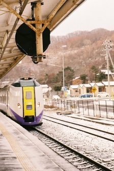 日本铁轨雪景风光手机壁纸