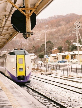 日本鐵軌雪景風光手機壁紙