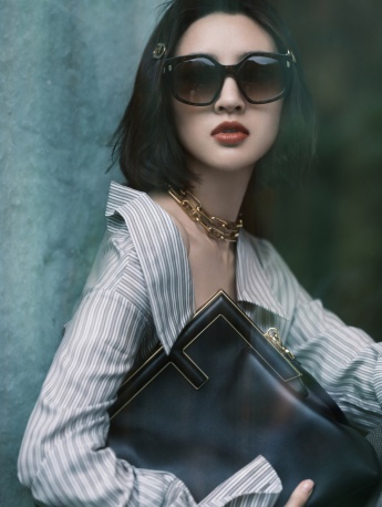 Tang Yixin off-shoulder striped shirt fashion photo pictures