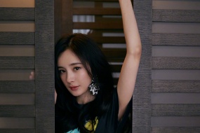 Yang Mi's sweet photo desktop wallpaper