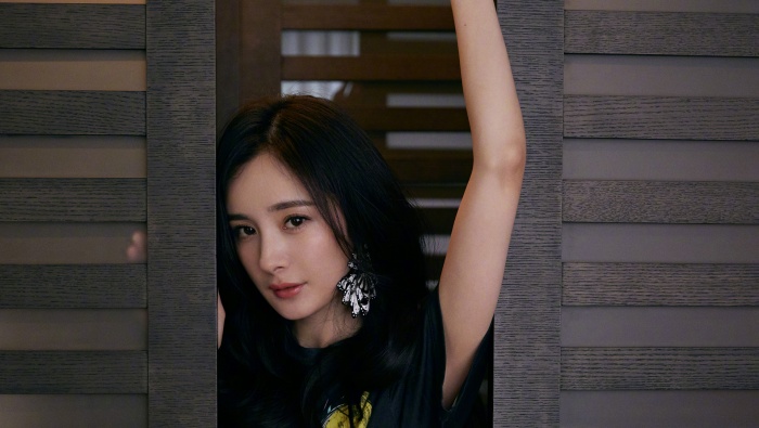 Yang Mi's sweet photo desktop wallpaper