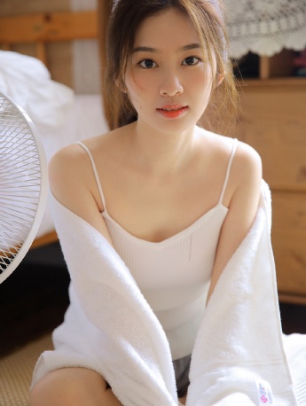 性感吊带美女白皙肌肤诱惑写真