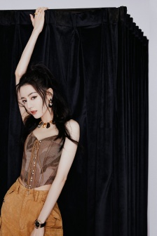 Dilireba sexy photo in printed workwear