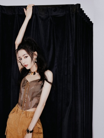 迪麗熱巴印花工裝性感寫真