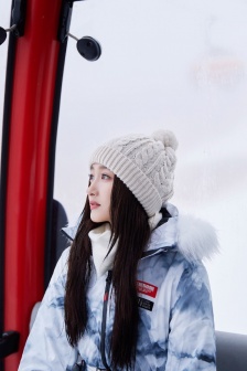 Photos of Guan Xiaotong helping the ski resort during the Winter Olympics