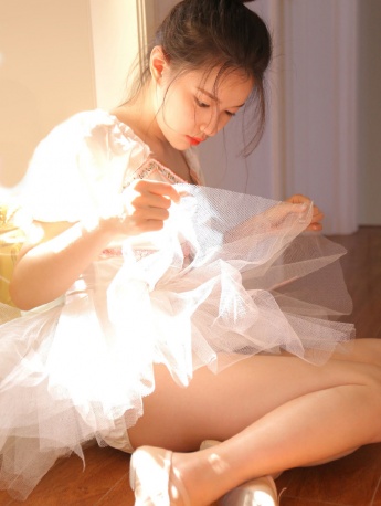 超短蓬蓬裙美女唯美性感写真