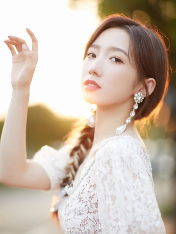 Meng Meiqi's elegant and sexy photo in lace cake dress