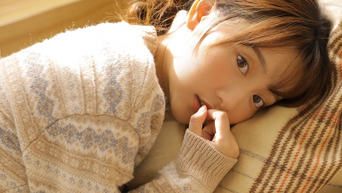 冬日暖陽甜美女生寫真壁紙