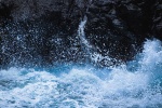 Pictures of waves crashing on the rocks desktop wallpaper