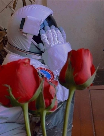 創意驚豔的太空人空間情侶圖片