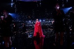 Li Yuchun cake red dress fashion stage photo