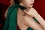 迪麗熱巴墨綠色長裙性感寫真