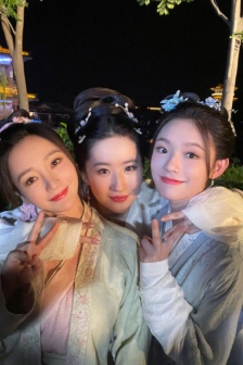 劉亦菲林允柳岩殺青合照