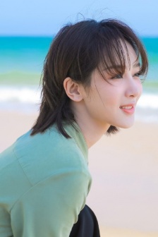 Yang Zi short hair seaside fresh style wallpaper