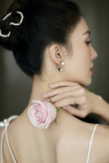 金晨白色吊带长裙魅惑性感写真