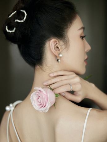 金晨白色吊帶長裙魅惑性感寫真