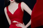 Guan Xiaotong's sexy photo with slit red dress