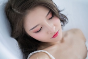 禦姐美女浴缸性感寫真桌麵壁紙