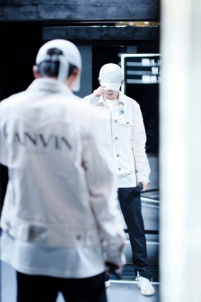 Zhang Zhehan's black and white atmospheric handsome stage photos