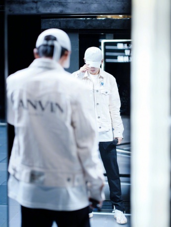 张哲瀚黑白氛围感帅气舞台照图片