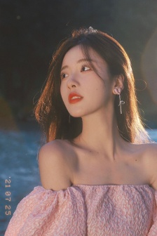 Internet celebrity beauty Liwu Yunyun's beautiful photo pictures