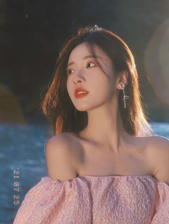 Internet celebrity beauty Liwu Yunyun's beautiful photo pictures