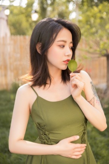 清冷性感的美女御姐写真图片