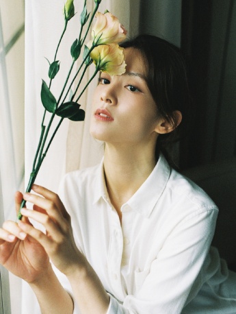 Pictures of pure and beautiful beauties in white shirts