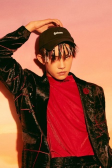 Yi Yang Qianxi's handsome photo mobile wallpaper with dreadlocks