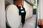 Song Yanfei's modern sexy photo in a tube top and waistless suit
