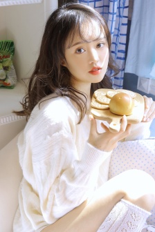 白絲襪美腿美女白淨性感寫真