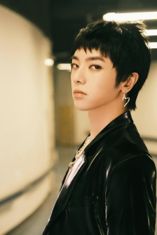 Hua Chenyu cool and handsome photo in black leather jacket