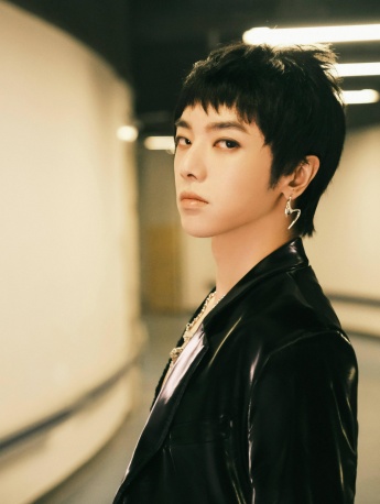 Hua Chenyu cool and handsome photo in black leather jacket