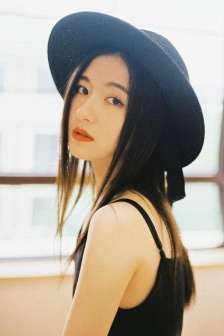李蘭迪黑色吊帶裙性感寫真