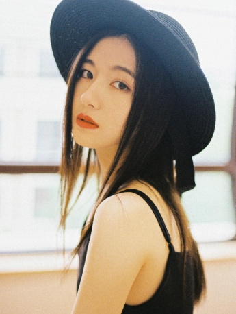 李蘭迪黑色吊帶裙性感寫真