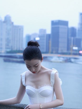 倪妮白色吊帶洋裝溫婉性感寫真