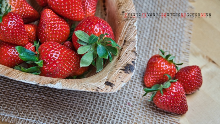 2022年5月新鲜草莓桌面日历壁纸