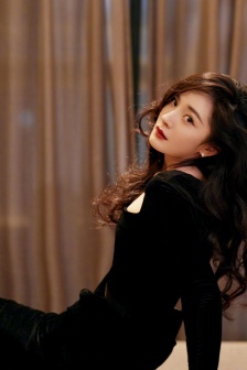 杨幂性感黑裙红唇手机壁纸