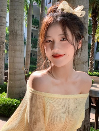Lizuo Yunyun off-shoulder sweater sexy photo pictures