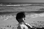 Deng Lun's black and white textured photo of seaside atmosphere