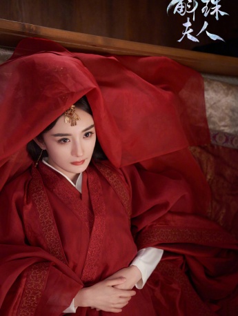 Stills and pictures of Yang Mi's wife Huzhu in red clothes
