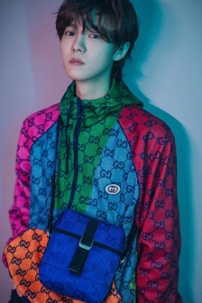 Lu Han's handsome photo in contrasting sports jacket