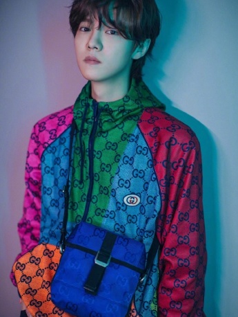 鹿晗撞色运动外套帅气写真