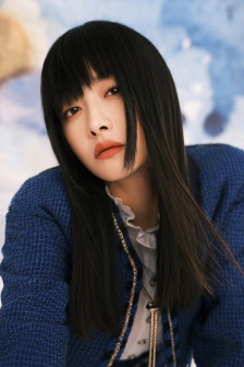 Song Qian's orange makeup is charming and sexy magazine photo