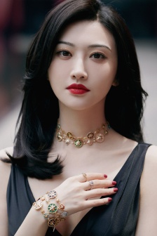 Jing Tianshen V dress elegant and sexy event photos