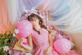 粉色甜美女生图片桌面壁纸